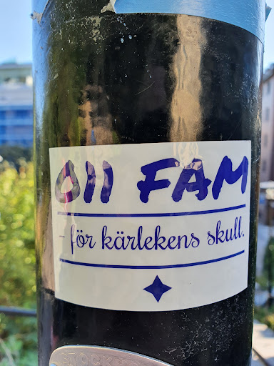 Street sticker OII FAM &ouml;r k&auml;rlekens skull.