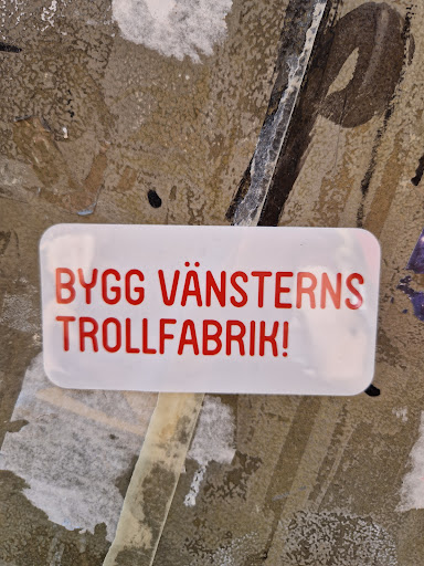 Street sticker BYGG V&Auml;NSTERNS TROLLFABRIK!