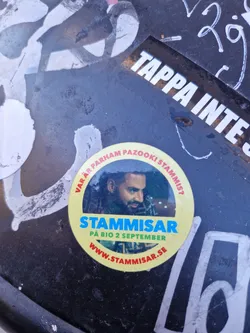 A round sticker featuring Parham Pazooki. The text on the sticker says "Stammisar på Bio 2 September" and "www.stammisar.se".