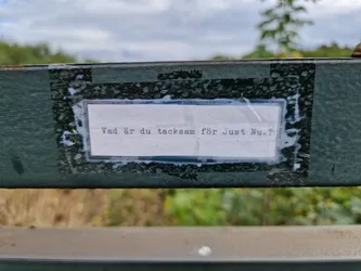 A sticker with the text "Vad Är du tacksam för Just Nu?" which translates from Swedish to English as "What are you grateful for right now?"