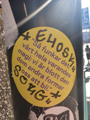 Street sticker &quot;S&aring; funkar v&aring;rt hela varandes magi: vi &auml;r blott den dom andra formar oss att bli.&quot;,