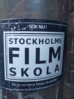 A sticker for Stockholm Film Skola, one of the best film schools in the Nordic region.  The sticker features the school's logo and website address. The text also says "Sök nu!" which means "Apply now!" in Swedish.