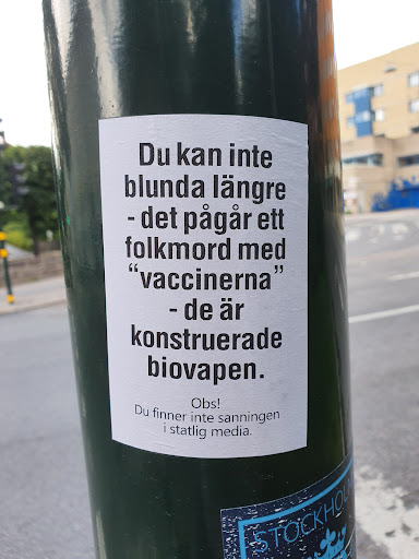 Street sticker Stockholm Du kan inte blunda l&auml;ngre - det p&aring;g&aring;r ett folkmord med &quot;vaccinerna&quot; - de &auml;r konstruerade biovapen. 33 Obs! Du finner inte sanningen i statlig media. STOCKHO