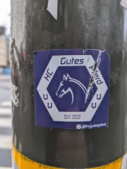 Street sticker A blue hexagonal sticker featuring a stylized horse head, four horseshoes arranged around it, the words "Gutes Pferd" (Good Horse) at the top, and "Seit 2022" (Since 2022) at the bottom.  The Instagram handle @hcgutespferd is visible.