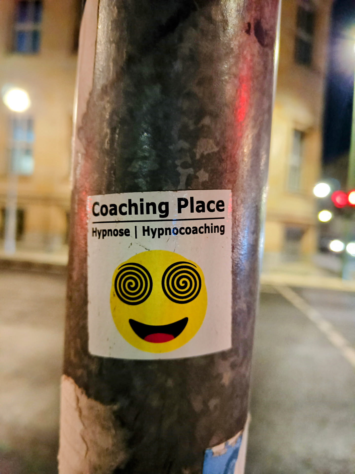 A sticker featuring a smiley face with hypnotic spirals for eyes. The text 'Coaching Place Hypnose | Hypnocoaching' is visible at the top.