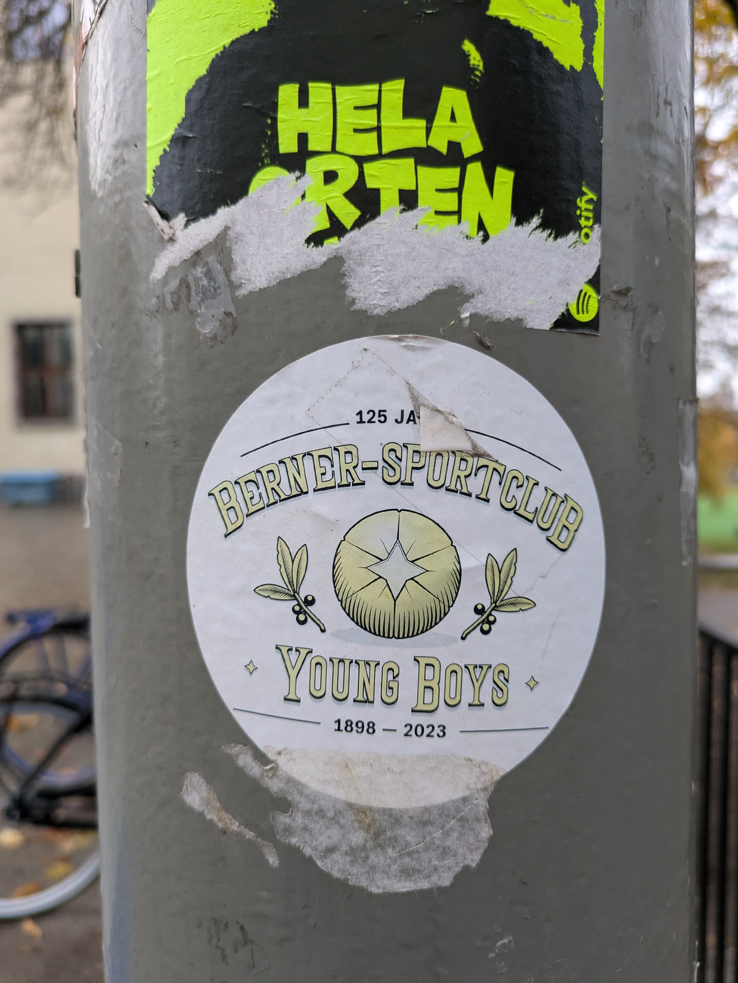 A round sticker commemorating the 125th anniversary of Berner Sport Club Young Boys, featuring a vintage-style logo with olive branches and a central emblem. The years 1898-2023 are prominently displayed.