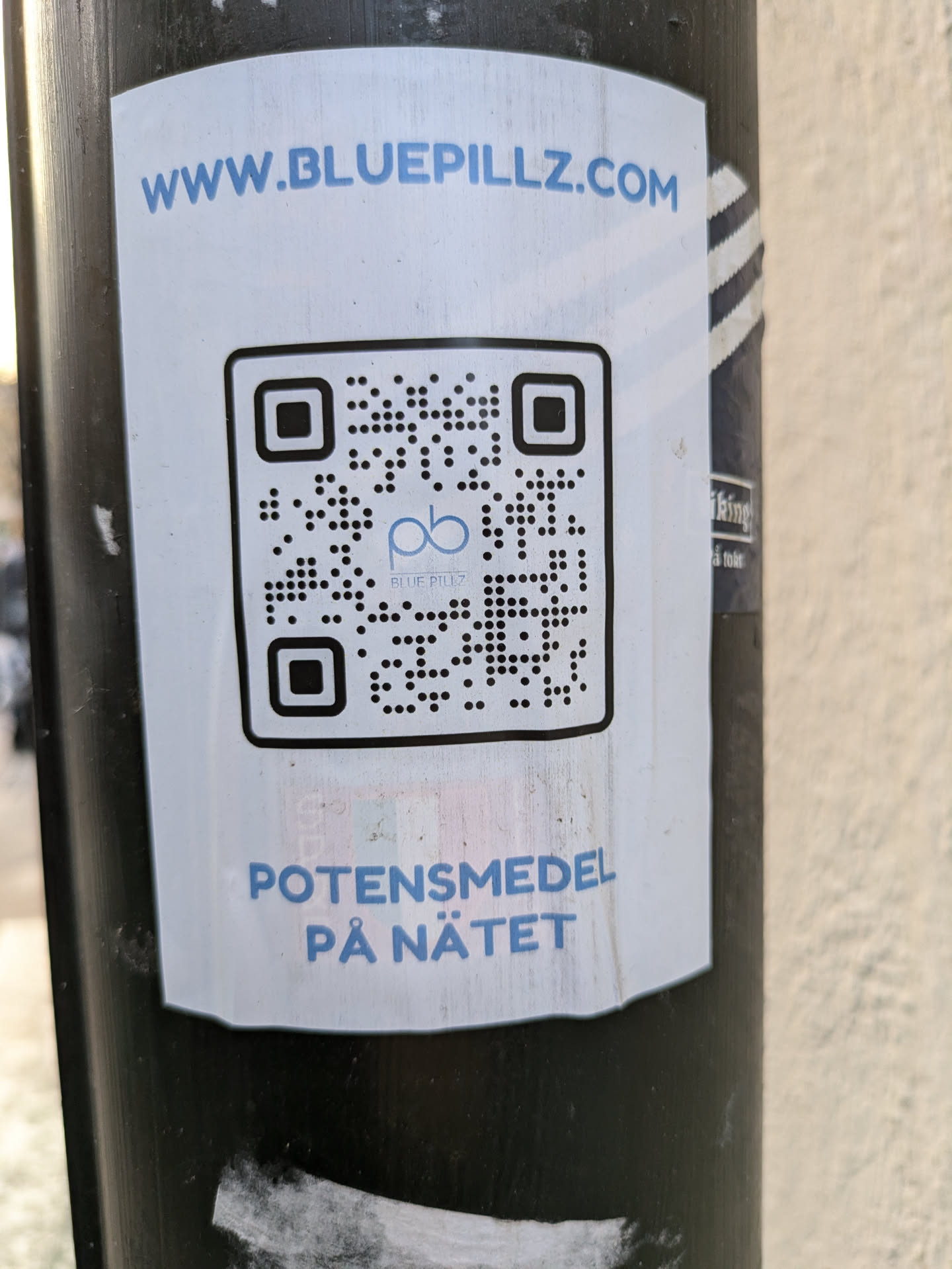 A sticker advertising potency drugs online.  It features a QR code, a website address, and text in Swedish.