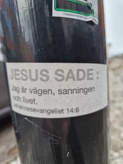 A sticker with a quote from the Bible, John 14:6, in Swedish. It translates to: "Jesus said: I am the way, the truth and the life."