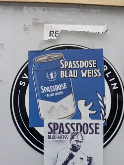 A square sticker predominantly in blue and white, depicting an illustrated beverage can in Hertha BSC club colors (blue and white). The can is labeled 'SPASSDOSE - BLAU WEISS -' and features the Berlin bear inside a wreath with the text 'SEIT 2023'. To the right of the can, the phrase 'SPASSDOSE BLAU WEISS' is printed in bold white font with black outlines. A silhouette of the Berlin bear is visible in the lower right corner next to a laurel branch.