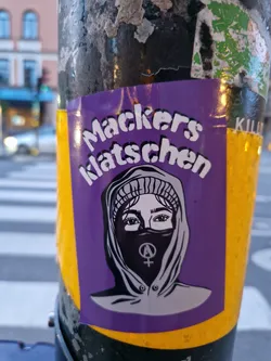 Purple sticker featuring an illustration of a person wearing a hooded jacket and a balaclava with a feminist symbol. The text "Mackers Klatschen" is written at the top.