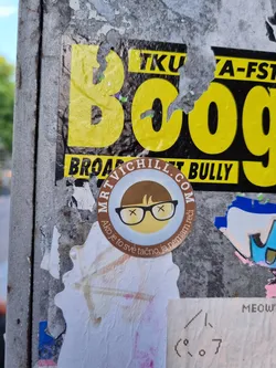Round sticker featuring a cartoon character with glasses and crossed-out eyes. The text around the character says, in Serbian,  "Ako je to sve tačno, ja nemam reči" which translates to  "If that's all true, I have no words." 