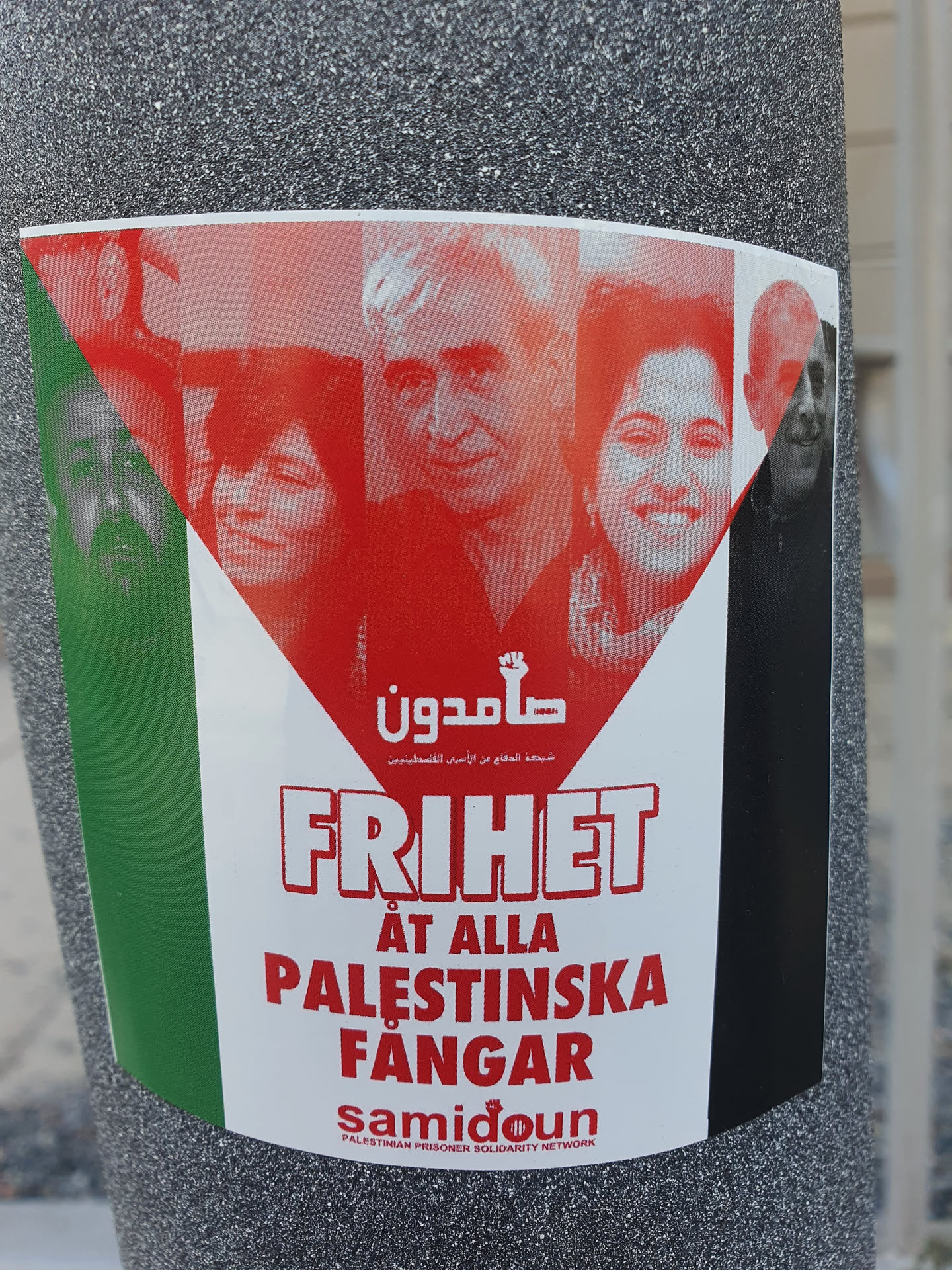 Sticker advocating for the freedom of all Palestinian prisoners. It features photos of several individuals and the logo of Samidoun Palestinian Prisoner Solidarity Network. The text is in Swedish and Arabic.