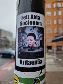 A sticker featuring a photo of Johanna Möller and the text "Fett Äkta Socionom" (Fat Genuine Social Worker) and "Kritaen5a".
