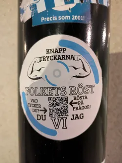 A sticker promoting a poll or survey called "Folkets Röst" (The People's Voice) by Knapp Tryckarna.  It features a QR code linking to the survey and text in Swedish indicating what to do.