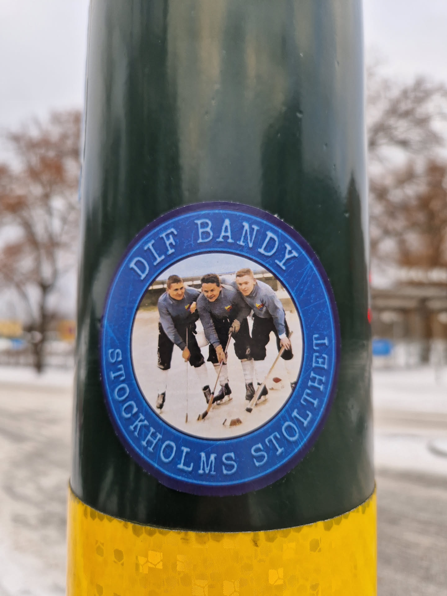A round sticker featuring a vintage photo of a bandy team in action. The text around the image says 'DIF BANDY STOCKHOLMS STOLTHET'.