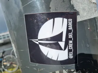Black and white sticker with a sailboat logo and the text '@EL_CREW_DEL_BARCO'.