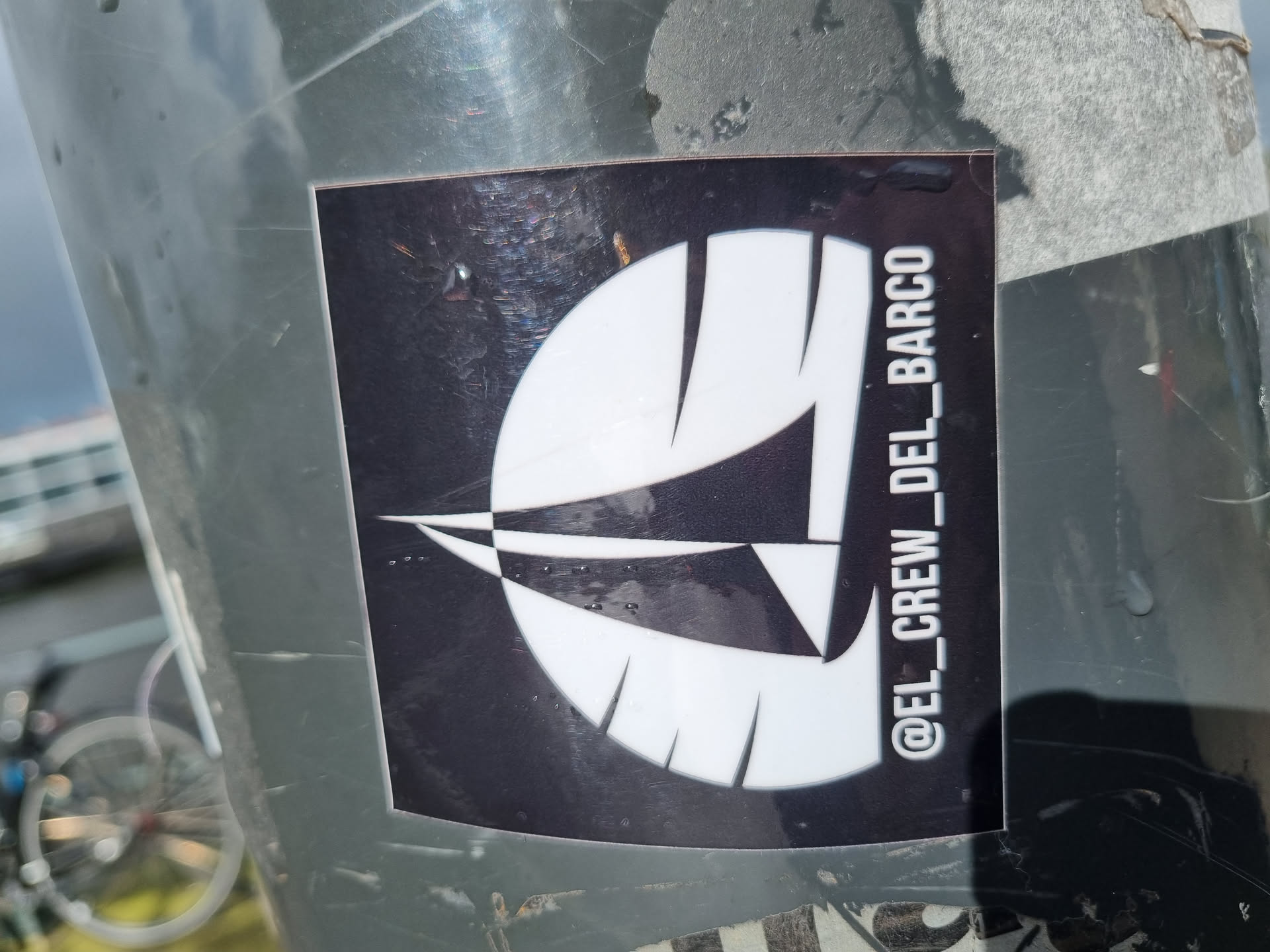 Black and white sticker with a sailboat logo and the text '@EL_CREW_DEL_BARCO'.