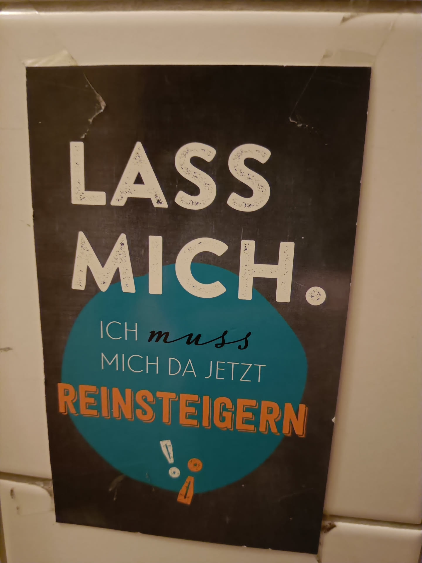 A sticker with a dark background and teal circle in the center. The text is in German and says "Lass mich. Ich muss mich da jetzt reinsteigern." which translates to "Leave me. I have to get into it now."