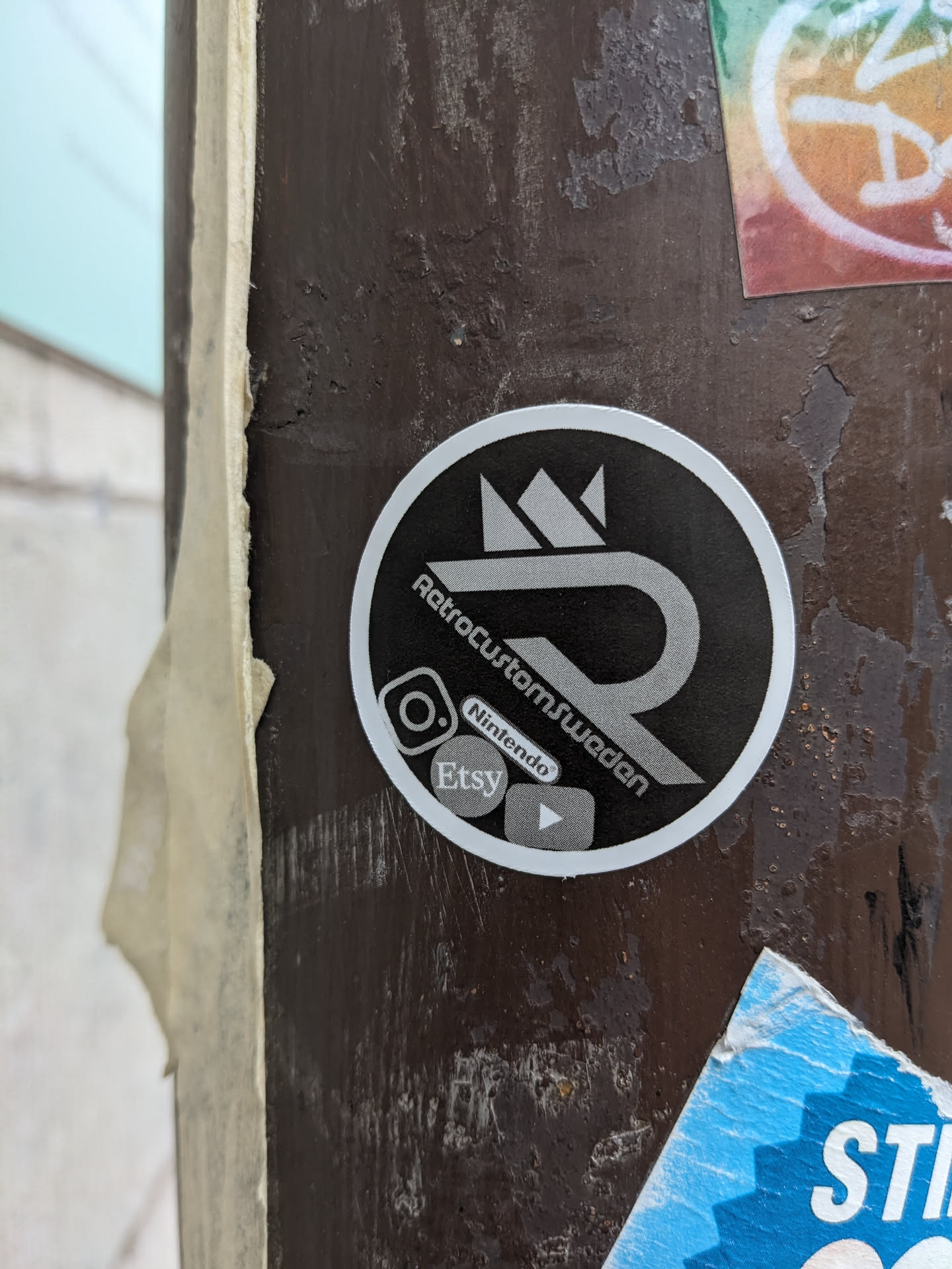 Round sticker with a logo and social media links. The logo is a stylized 'R' with a crown above it. The text 'RetroCustomSweden' is written below the logo.  Below the logo are icons for Instagram, Etsy, and Youtube.