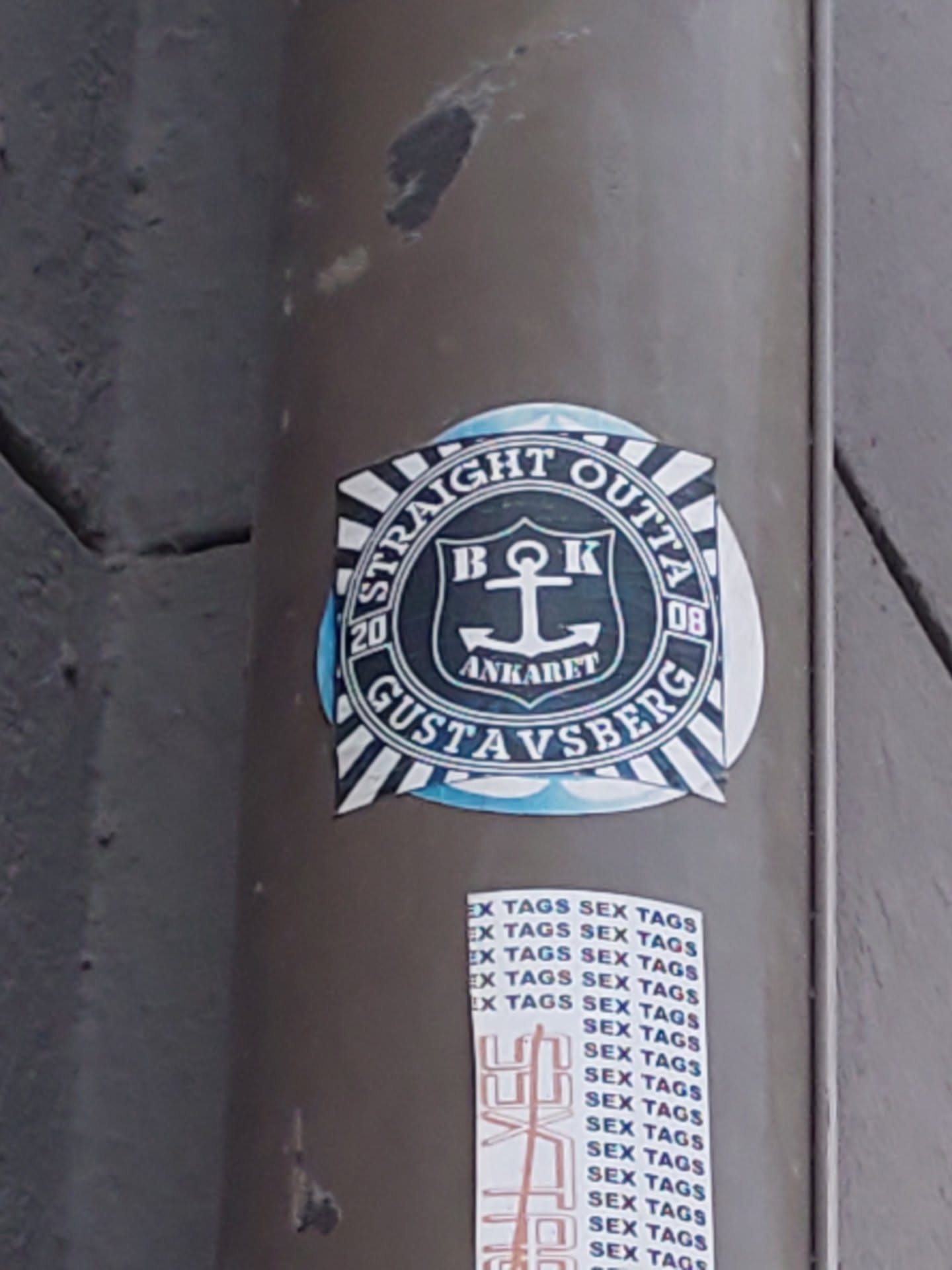 Round sticker with a crest in the middle. The crest contains an anchor and the letters BOK. The text around the crest says "Straight Outta 2008 Gustavsberg".