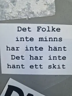 A white sticker with black text on it. The text is in Swedish and translates to: "What people don't remember hasn't happened. It hasn't happened a damn thing."