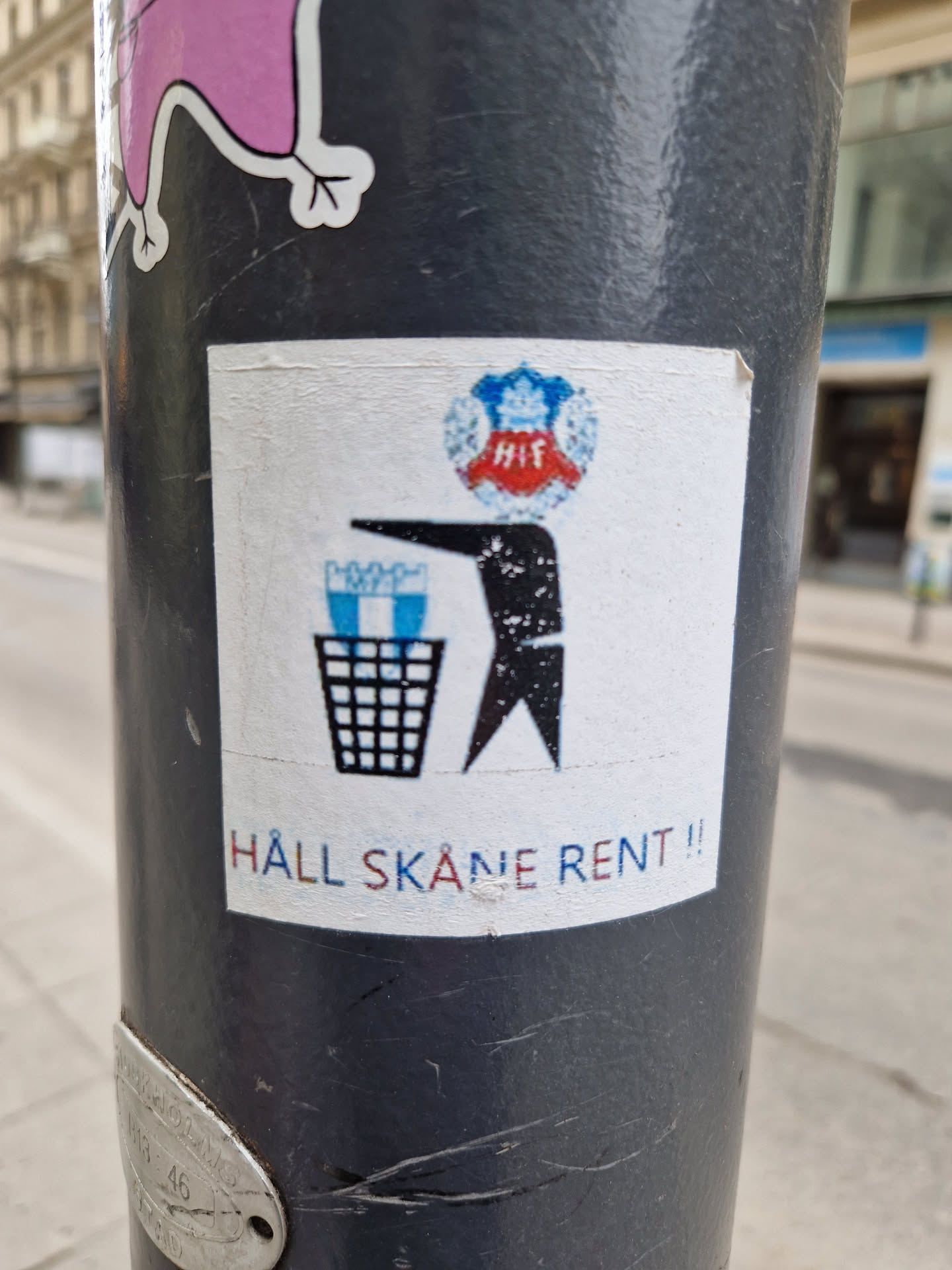 A sticker promoting cleanliness in Skåne, Sweden.  It features a bird-like figure throwing trash into a bin, with the logo of the Helsingborgs IF football club.