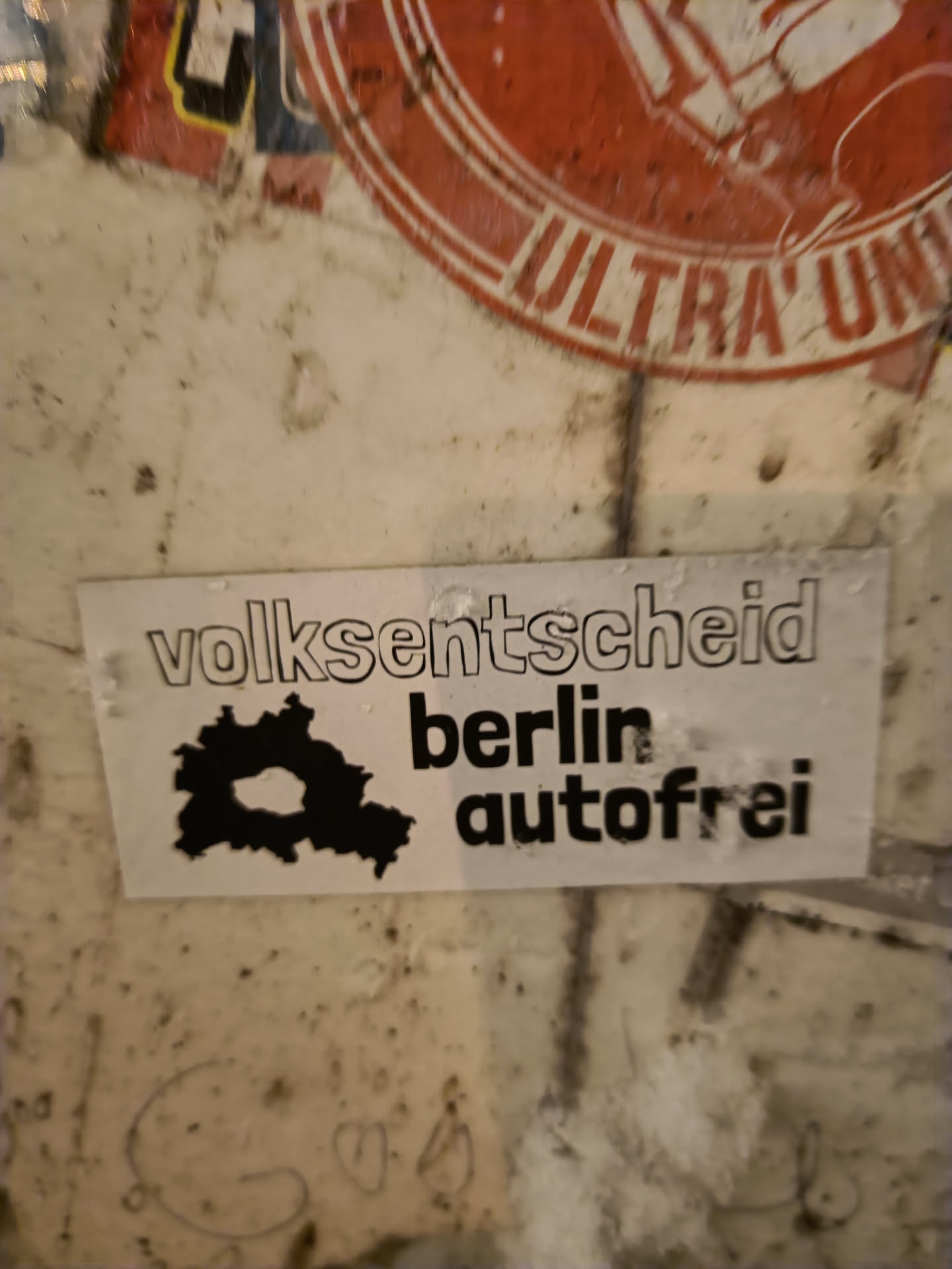 A sticker advocating for a car-free Berlin, featuring a map of the city.  The text 'Volksentscheid Berlin autofrei' is clearly visible.