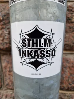 Black and white sticker with a logo featuring the text STHLM INKASSO, crossed swords and a geometric design.  The website gokbot.se is printed at the bottom.