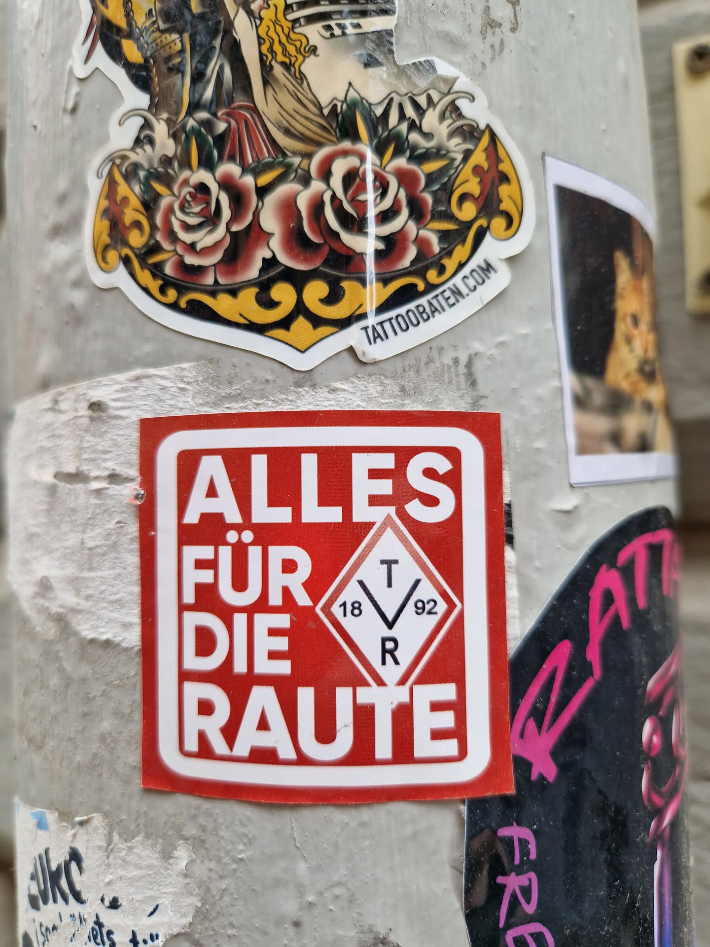 A red sticker with the text "Alles für die Raute" (Everything for the rhombus) and a symbol that includes the numbers 18 and 92. 