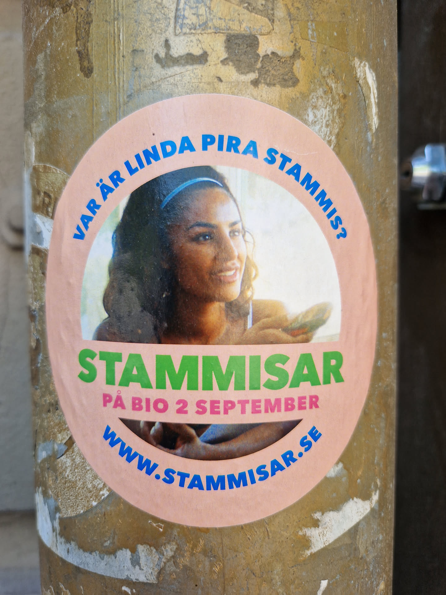 Round sticker featuring Linda Pira. Text on the sticker says "Vår är Linda Pira stammis?", "Stammmisar", "På bio 2 september", and "www.stammisar.se".