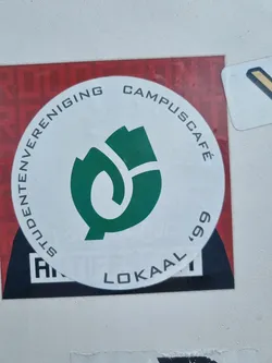 Street sticker Circular sticker with a green logo and text.  The text says 'Studentenvereniging Campuscafé Locaal '99' in a circular pattern.