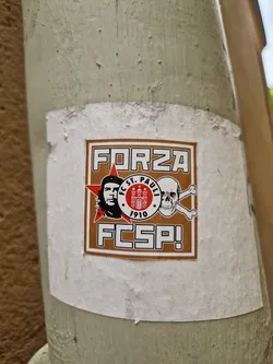 A sticker showing support for FC St. Pauli, featuring Che Guevara and a skull and crossbones. The text says "Forza FCSP!" and includes the year 1910.
