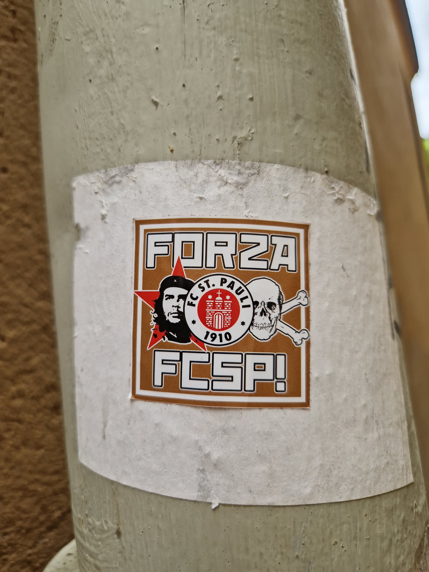 A sticker showing support for FC St. Pauli, featuring Che Guevara and a skull and crossbones. The text says "Forza FCSP!" and includes the year 1910.