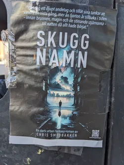 A book cover sticker for the novel "Skugg Namn" by Chris Smedbakken.  The image shows a person standing in a dark, urban setting with a city skyline visible in the distance. The text is in Swedish and it translates to "Shadow Name".