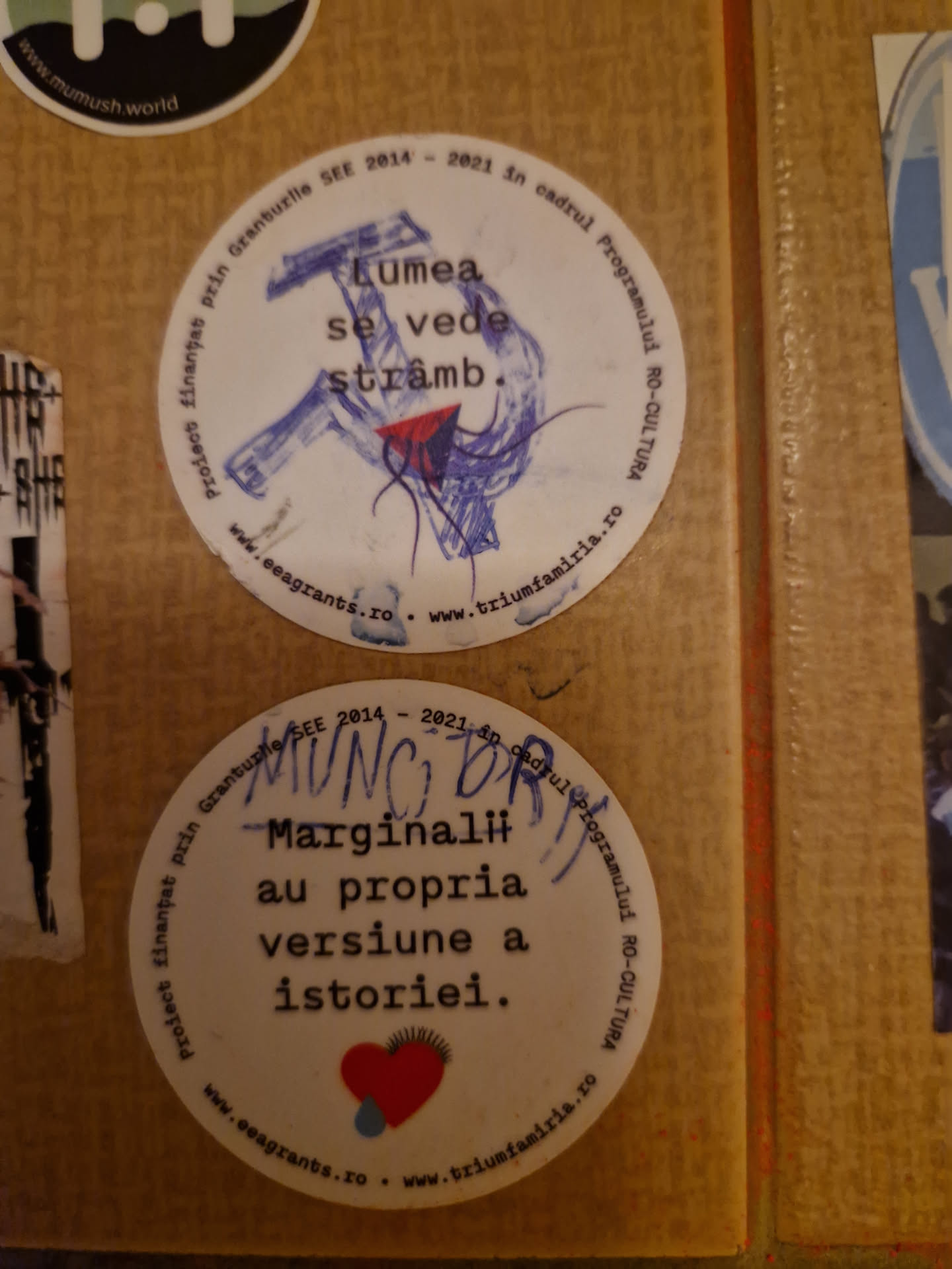 Round sticker with a drawing of a heart with thorns and a blue tear. The text is in Romanian.
