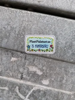 A sticker with a light blue background and stars around the text. It says "PlastPalatset.se is fantastic!"