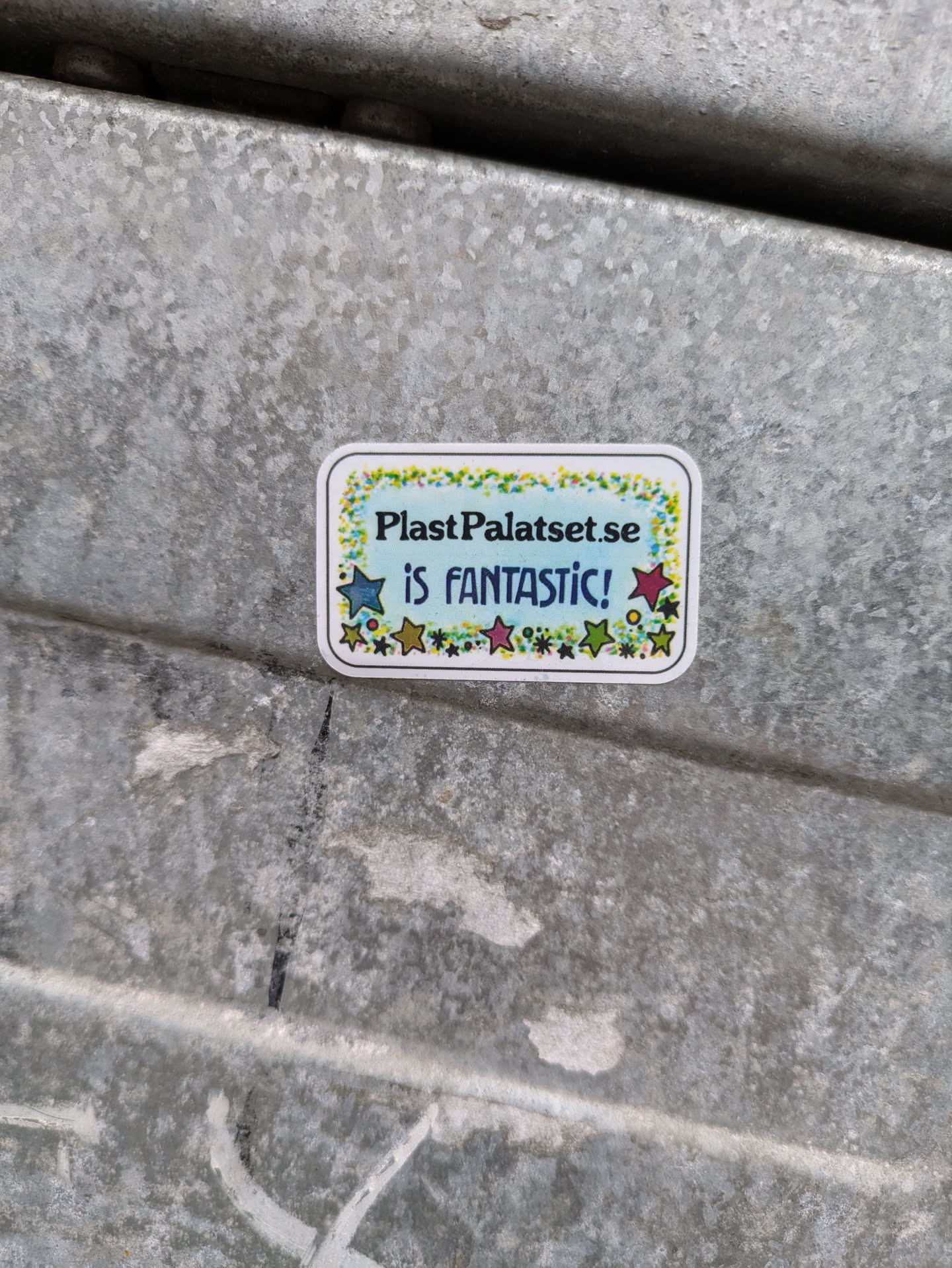 A sticker with a light blue background and stars around the text. It says "PlastPalatset.se is fantastic!"