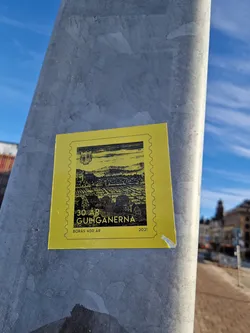 A yellow sticker commemorating 30 years of Guliganerna and 400 years of Borås. The sticker features a black and white illustration of a cityscape.