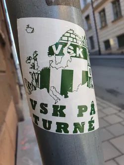 Street sticker A sticker featuring a map of Europe with green stripes, the abbreviation VSK and the text "VSK PÅ TURNÉ".