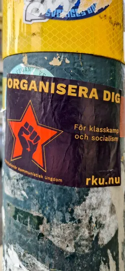A sticker with a red star and a clenched fist, promoting class struggle and socialism.  The text 'ORGANISERA DIG' (Organize yourself in Swedish) is prominently displayed.  The website rku.nu is also visible at the bottom.