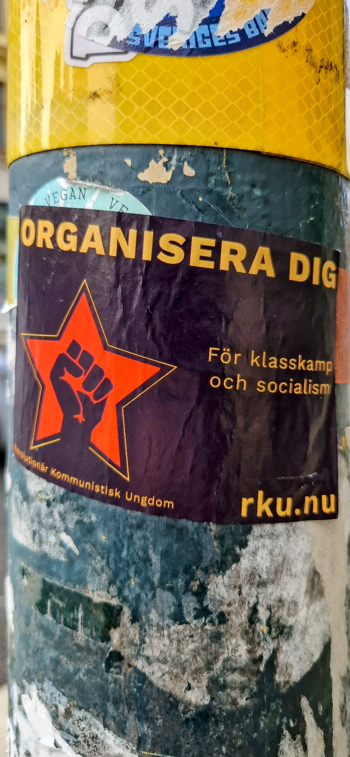 A sticker with a red star and a clenched fist, promoting class struggle and socialism.  The text 'ORGANISERA DIG' (Organize yourself in Swedish) is prominently displayed.  The website rku.nu is also visible at the bottom.