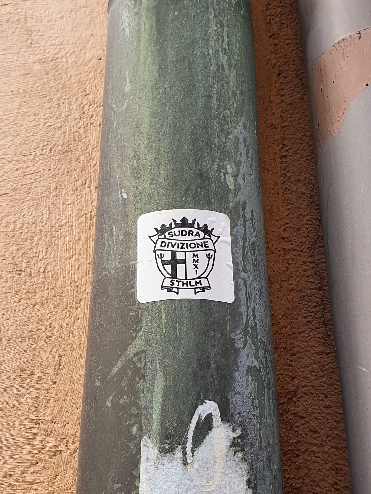 Black and white sticker with a coat of arms.  It says SUDRA DIVISIONE and STHLM. MMXI is also visible.