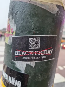 A sticker with a QR code and the text "BLACK FRIDAY" crossed out with the words "JAG KÖPER DEN INTE!" underneath, which translates from Swedish to "I'm not buying it!"