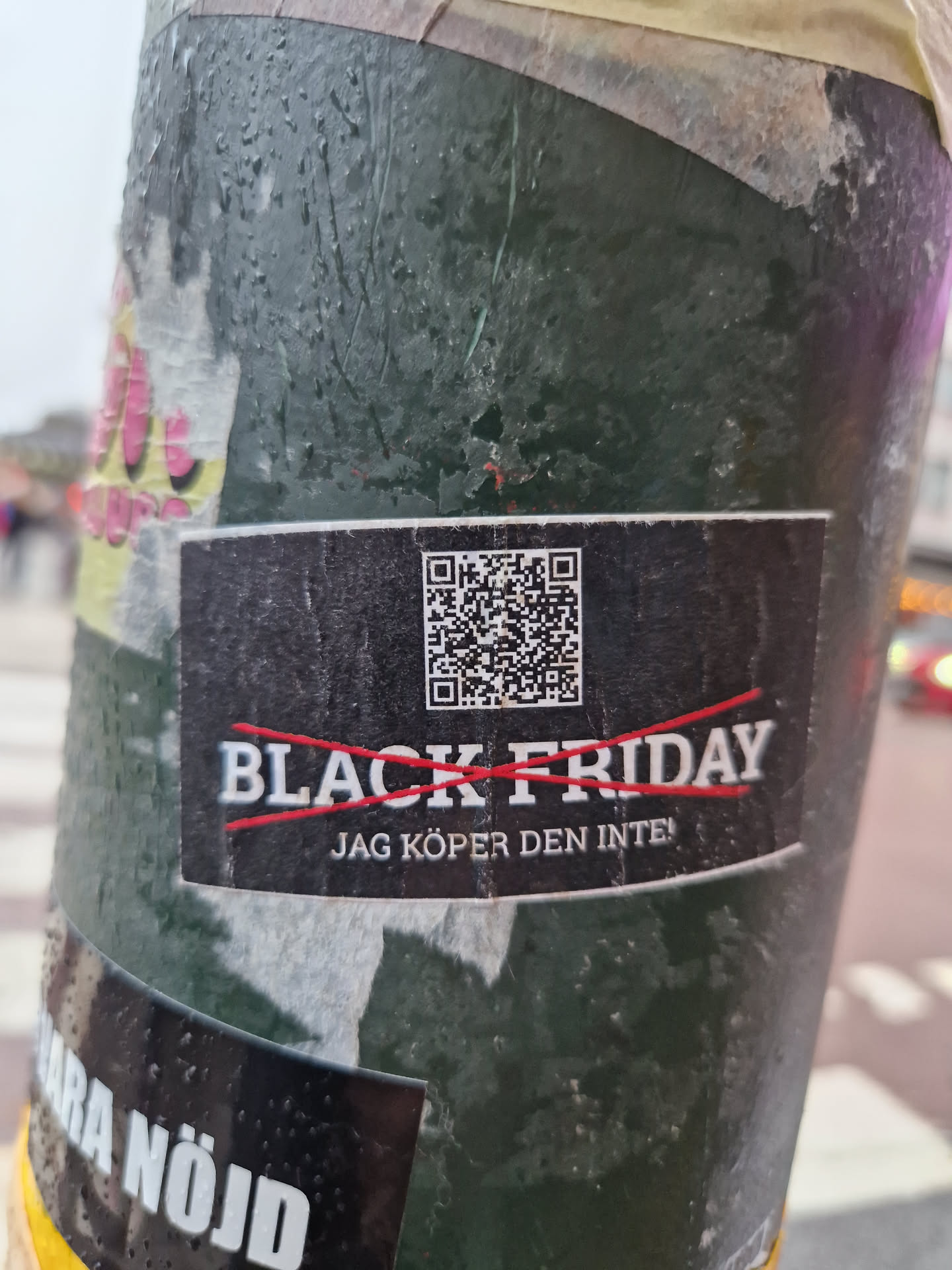 A sticker with a QR code and the text "BLACK FRIDAY" crossed out with the words "JAG KÖPER DEN INTE!" underneath, which translates from Swedish to "I'm not buying it!"