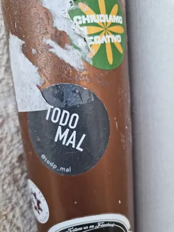 A black and white circular sticker with the text "TODO MAL" and the social media handle "@todp_mal".
