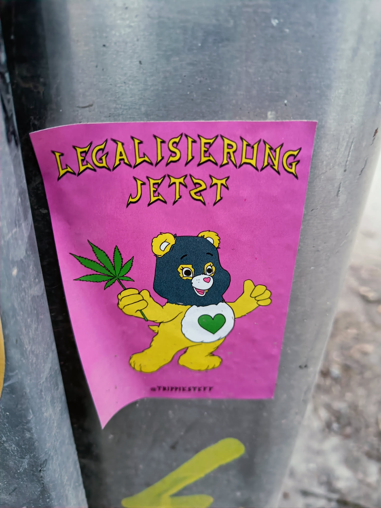 Pink sticker with illustration of a yellow bear holding a cannabis leaf. The text 'Legalisierung Jetzt' is on top, meaning 'Legalization Now' in German.  The bottom has an instagram username.