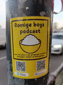 A yellow podcast sticker with a bowl of rice and two QR codes linking to Spotify and Apple Podcasts.  The description in Dutch says it's a potpourri of funny stories, opinions, songs, and movements.