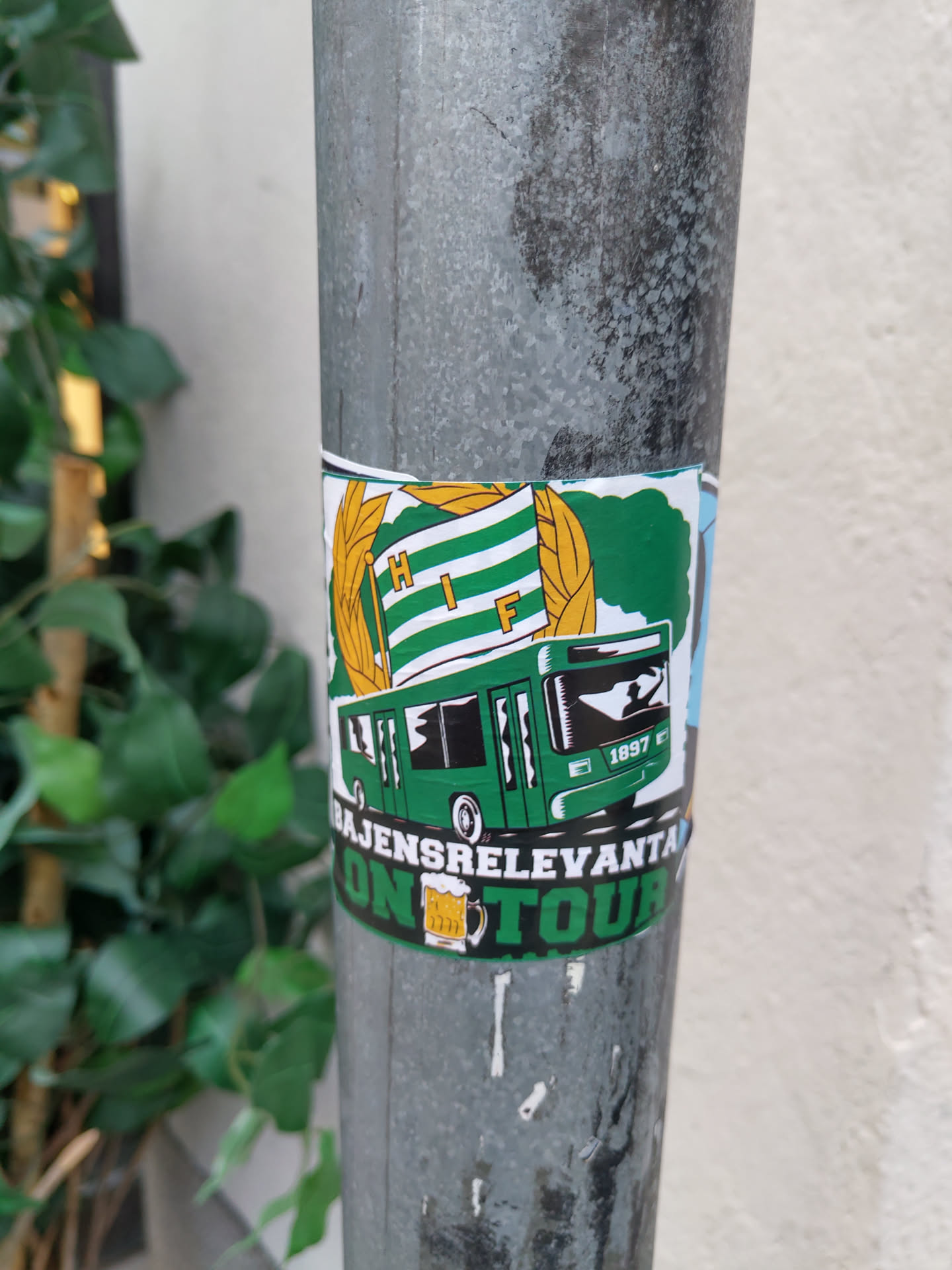 A sticker featuring a green bus with the HIF logo and the text "Bajensrelevanta on tour".