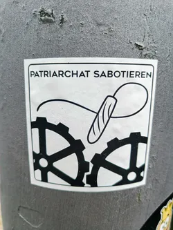 A sticker with a design showing a tampon disrupting gears, accompanied by the text "Patriarchat Sabotiereren" (Sabotage the Patriarchy).