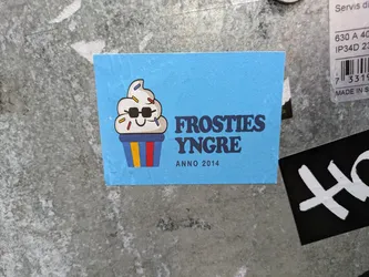 A light blue sticker with an illustration of an ice cream cup wearing sunglasses. The text on the sticker says "FROSTIES YNGRE ANNO 2014".